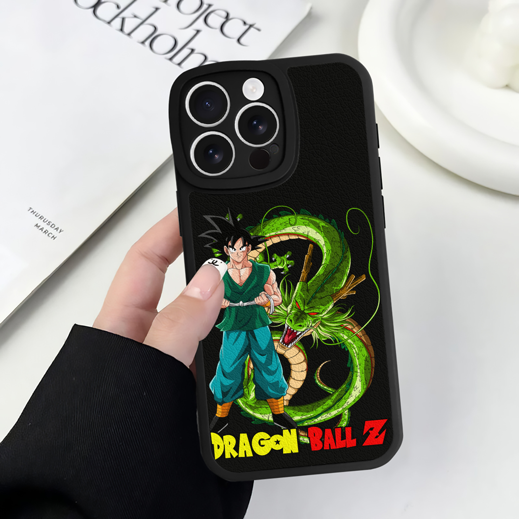 （画像用） ドラゴンボール 孫悟空（そん ごくう）Son Goku カカロット DRAGON BALL Kakarotto 【iPhone 16シリーズ対応】シリコンスマホケース（レザー調） 材質：シリコン